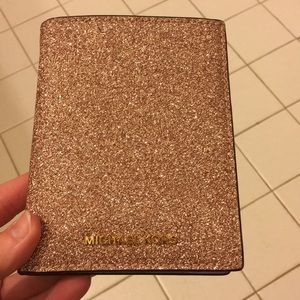 Michael Kors passport holder - rose gold glitter